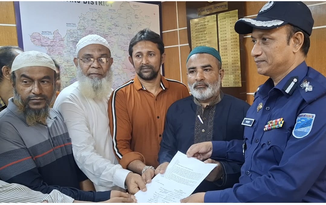 ব্যবসায়ীদের শাটডাউনে অচল শহর