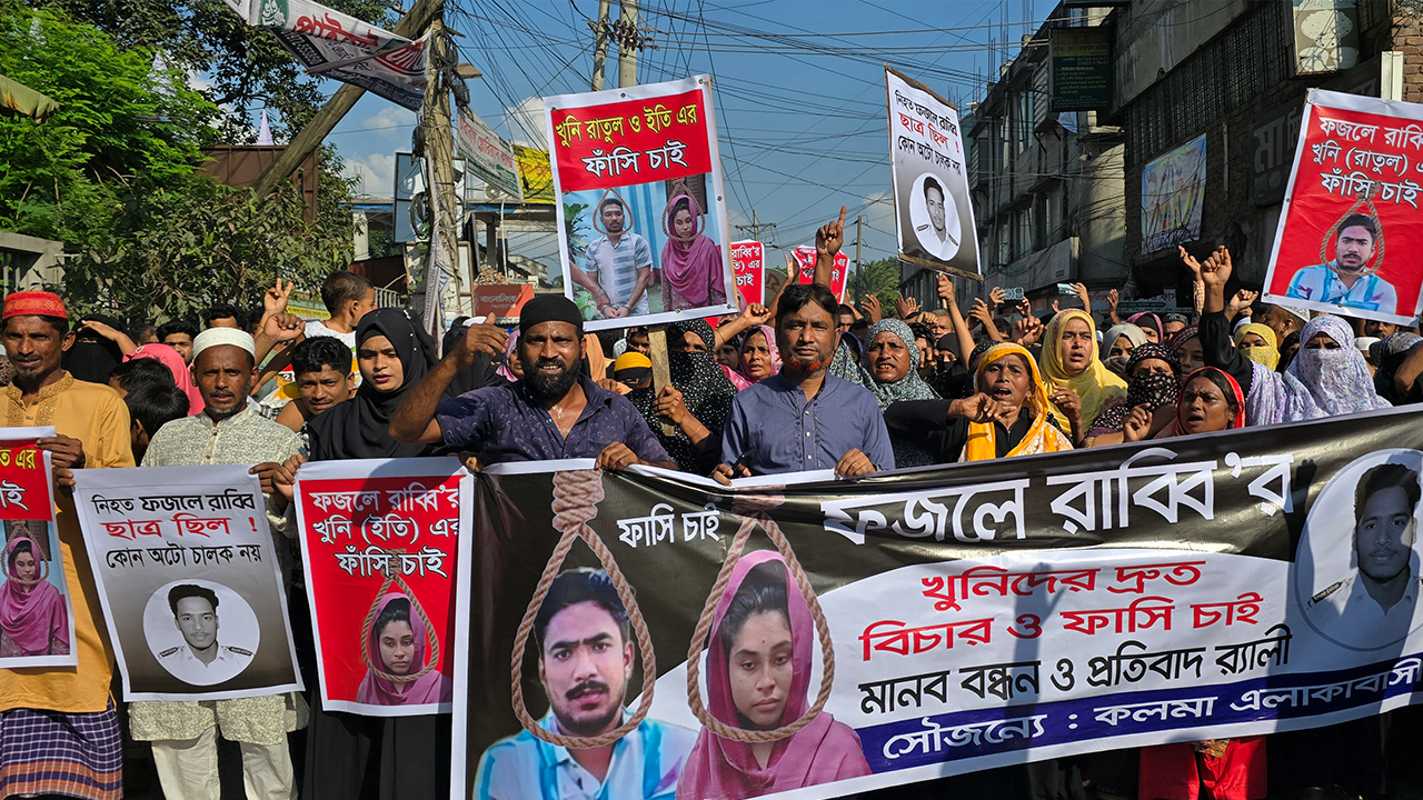 সাভারে কলেজ শিক্ষার্থী ফজলে রাব্বি হত্যার প্রতিবাদে মহাসড়ক অবরোধ