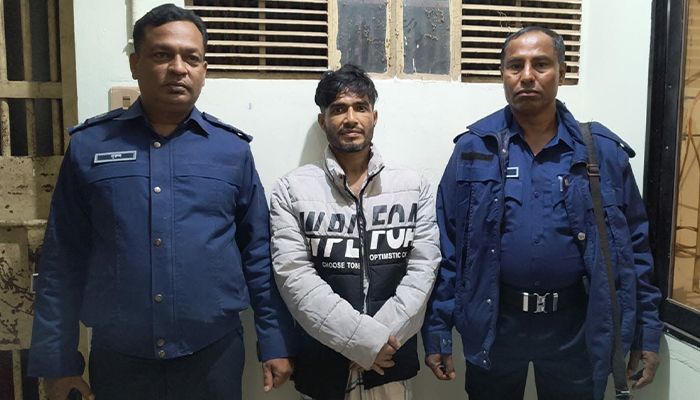 ভৈরবে একাধিক মামলার আসামি শীর্ষ ছিনতাইকারী রাসেল মিয়া গ্রেপ্তার